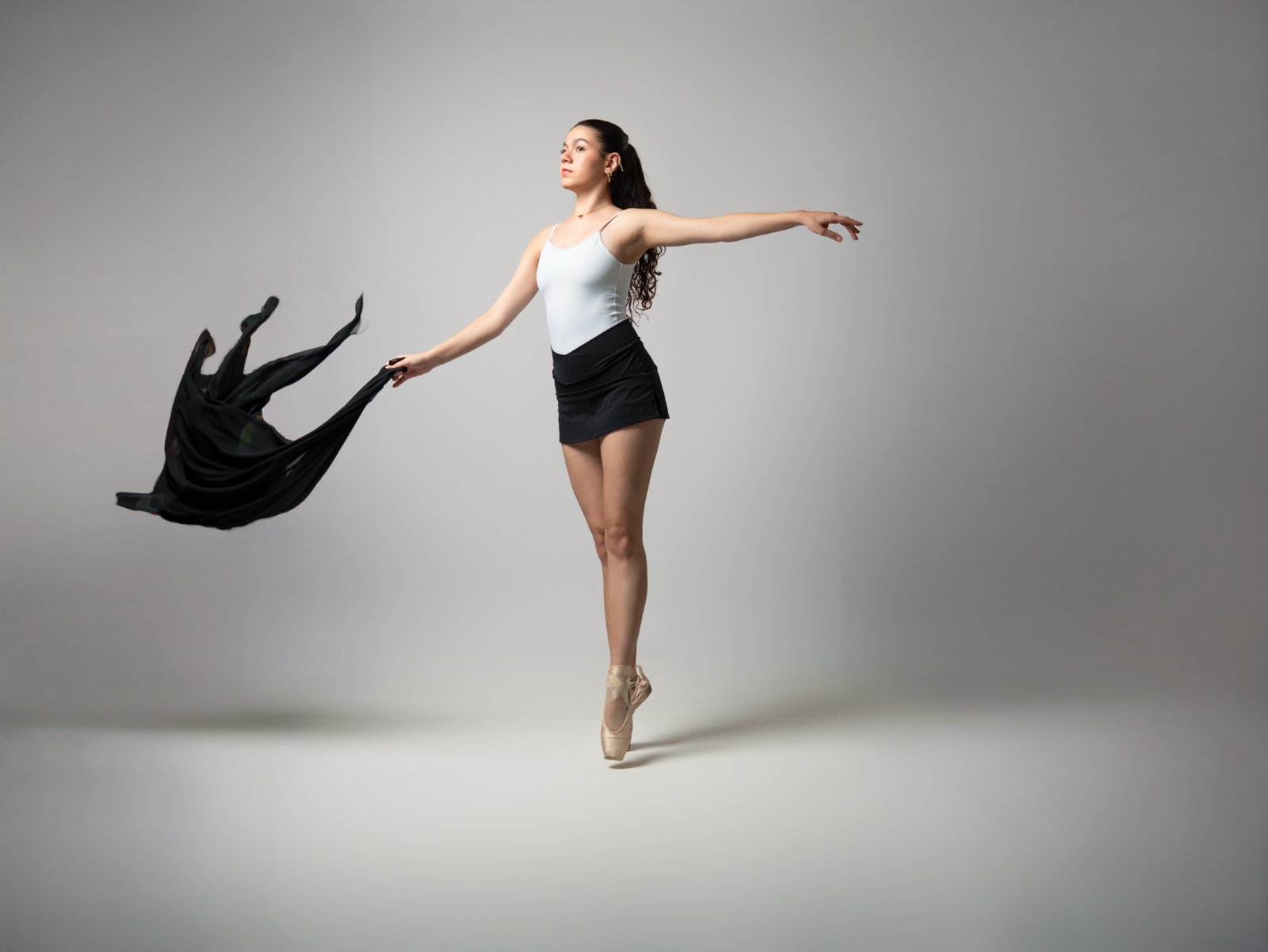 Dancer en pointe with flowing fabric